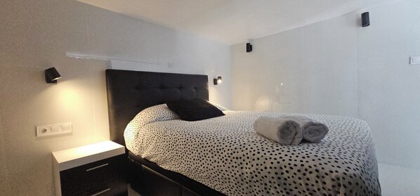 2 bedrooms, desk, iron/ironing board, travel cot
