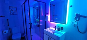 Een haardroger, handdoeken