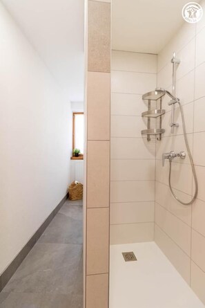 Douche, sèche-cheveux, serviettes fournies