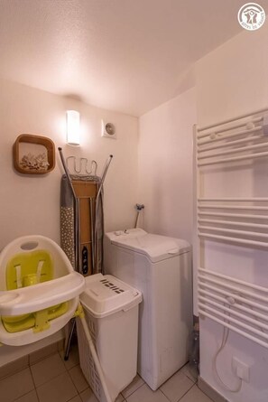 Douche, sèche-cheveux, serviettes fournies