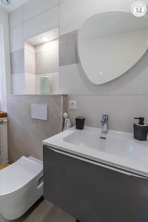 Douche, sèche-cheveux, serviettes fournies