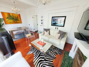 Smart TV, books, stereo