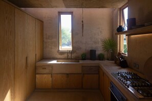 Fridge, oven, stovetop, coffee/tea maker