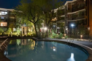 Una piscina al aire libre de temporada
