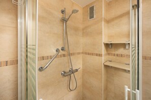 Douche, séchoir à cheveux, serviettes fournies