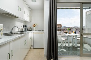 Réfrigérateur, micro-ondes, plaque de cuisson, cafetière/bouilloire
