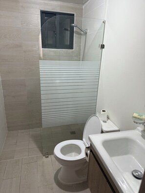 Douche, serviettes fournies, papier toilette