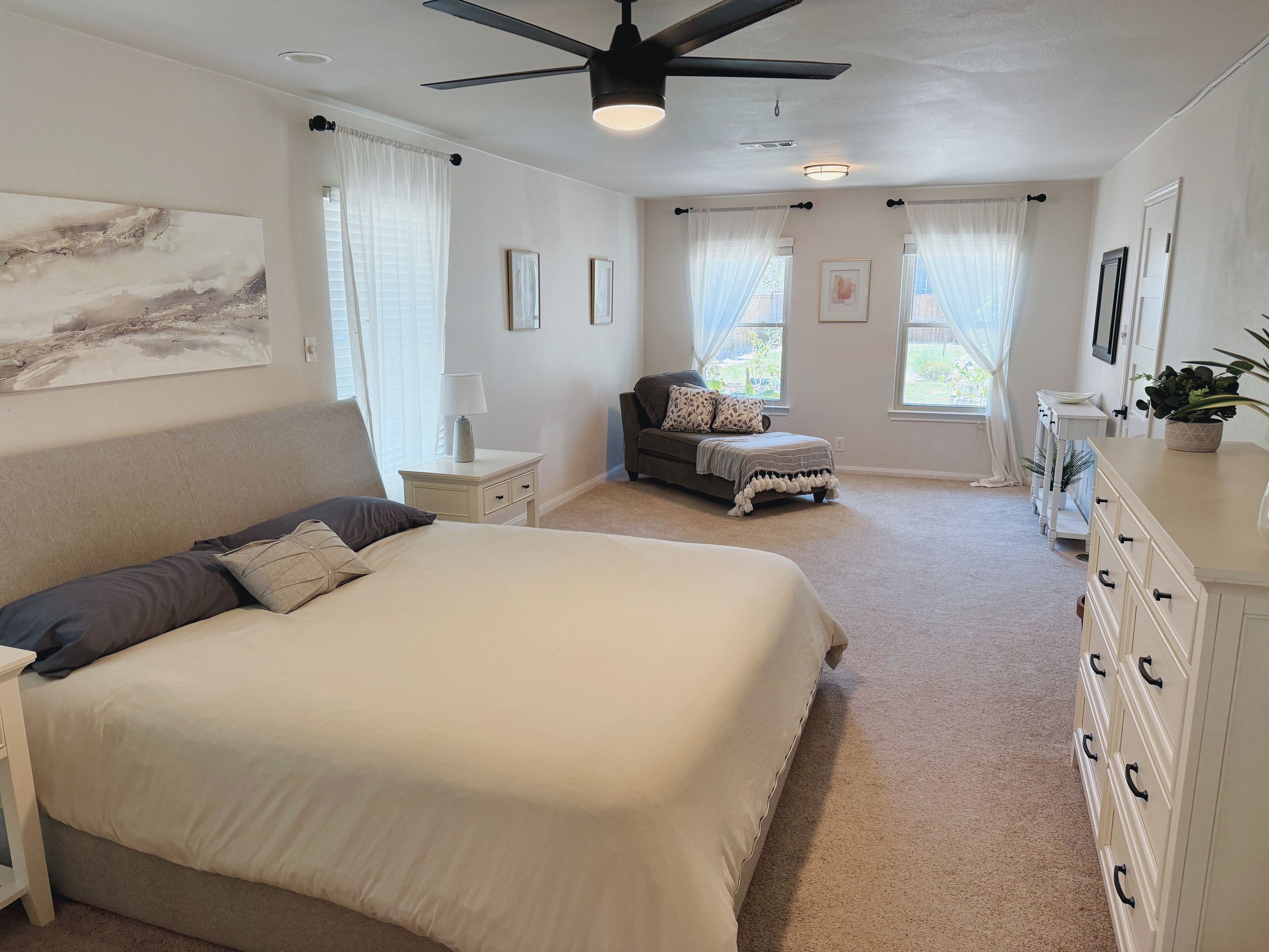 4 室のベッドルーム、デスク、アイロン / アイロン台、WiFi (無料)