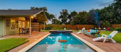 Una piscina al aire libre