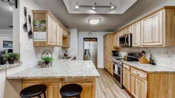 冰箱、微波炉、烤箱、炉灶