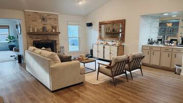 智能电视、壁炉、书、打印机