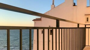 A balcony with a view of the sea and parked cars. - Twins Apartment - Rodi Garganico (Rodi Garganico)
