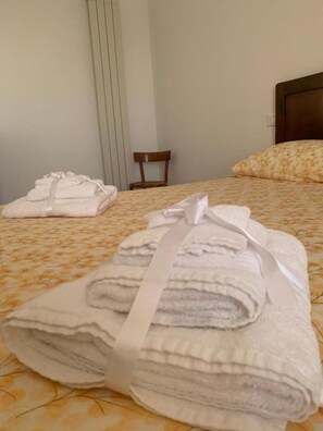 3 bedrooms, bed sheets