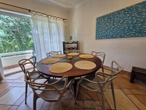 Apartment, 2 Bedrooms, Balcony, Garden View | Dining room