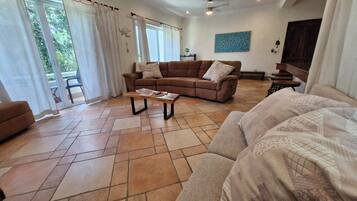 Apartment, 2 Bedrooms, Balcony, Garden View | Living room | Books