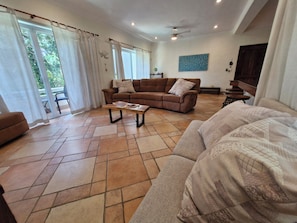 Apartamento, 2 quartos, sacada, vista para o jardim | Sala de estar | Livros