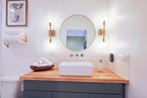 Shower, hair dryer, towels, soap - The Dallas Hub- Close to Food, Fun & Attractions! (Farmers Branch)