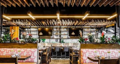 The Dallas Hub- Close to Food, Fun & Attractions!