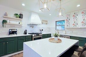 Kjøleskap, mikrobølgeovn, ovn og kokeplater