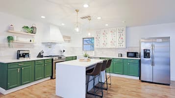 Refrigerador, microondas, horno, placa de cocina