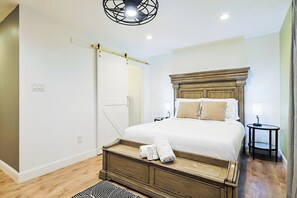 4 habitaciones, tabla de planchar con plancha y cuna de viaje