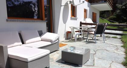 Chandolin is accessible all year round from Sierre by car or bus. However, the Val d'Anniviers is a