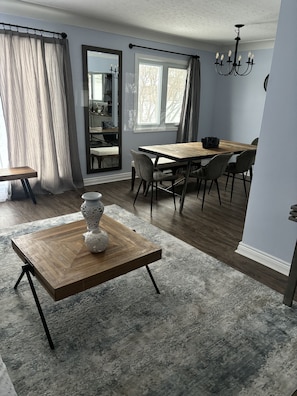 Dining - Spacious Home in Niagara - Sleeps up to 10 guests, 10 mins to the Falls (Niagara Falls)
