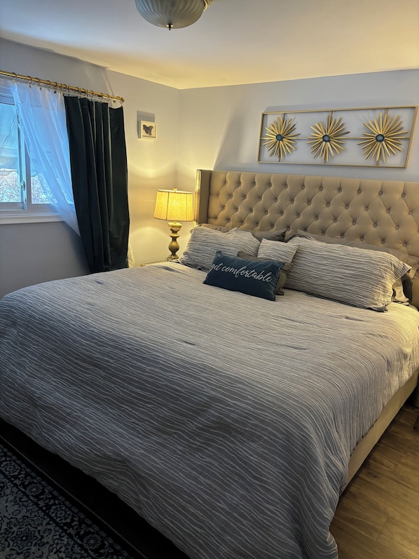 4 bedrooms, iron/ironing board, WiFi, bed sheets - Spacious Home in Niagara - Sleeps up to 10 guests, 10 mins to the Falls (Niagara Falls)