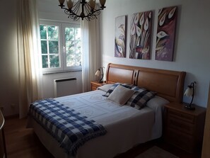 4 Schlafzimmer, Bügeleisen/Bügelbrett, Bettwäsche
