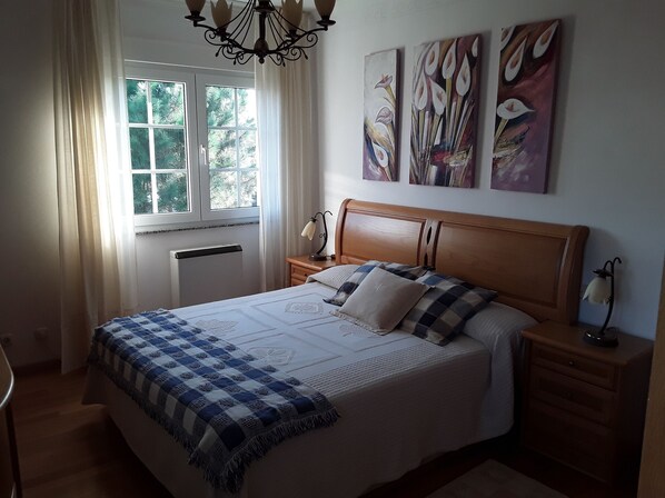 4 bedrooms, iron/ironing board, bed sheets