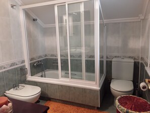 Dusche, Haartrockner, Handtücher, Seife