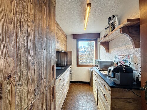 A living room with fireplace, a kitchen, a Nespresso coffee machine and dishwasher, 1 bedroom with 2