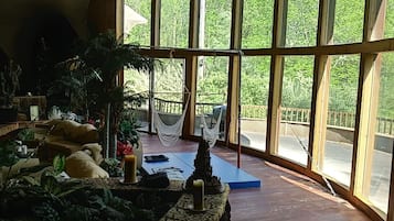 尊貴雙人房, 度假村景 | 客廳 | 36 吋平面電視連數碼電視頻道、玩具、書籍
