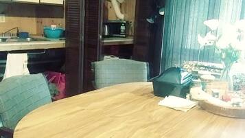 Full-size fridge, microwave, oven, cookware/dishes/utensils