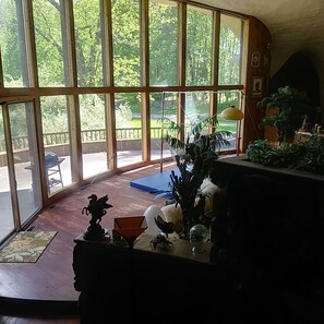 Habitació doble Premier, vistes al complex turístic | Sala d'estar | Televisor de pantalla plana, joguines, llibres i serveis de streaming 