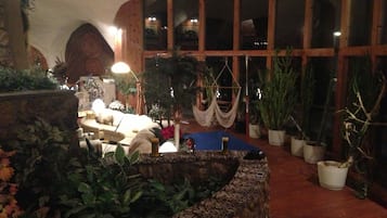 Televisión de pantalla plana, juguetes, libros, servicios de streaming