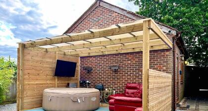 1 Bedroom home with hot tub & private garden