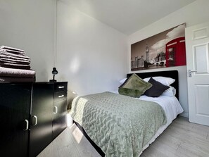2 Schlafzimmer, Schreibtisch, Bügeleisen/Bügelbrett, WLAN