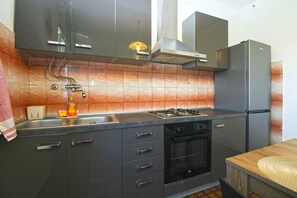 Fridge, oven, stovetop, coffee/tea maker