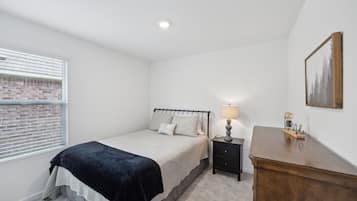 4 bedrooms, iron/ironing board, WiFi, bed sheets