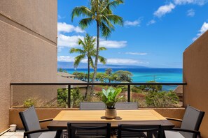 Outdoor dining - Oceanview Kahana Villa - Walk to Beach & Dining (Lahaina)