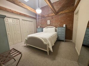 5 間睡房、書桌、熨斗/熨衫板、可攜式嬰兒床