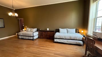 5 bedrooms, desk, iron/ironing board, travel crib