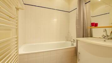 SĂšche-cheveux, serviettes fournies