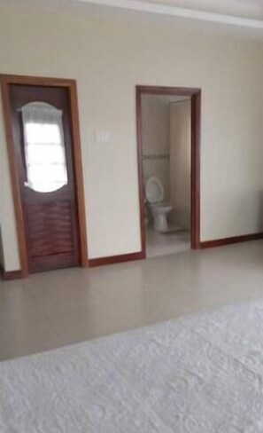 5 slaapkamers, een strijkplank/strijkijzer, gratis wifi, beddengoed