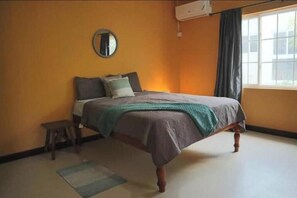 5 bedrooms, iron/ironing board, free WiFi, bed sheets - exotic beach & villa with WiFi, AC in tranquil Tower Isle with pool (Tower Isle)