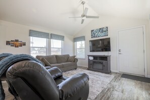 TV, fireplace - Buttercup Cottage - Close to everything! (Garden City)