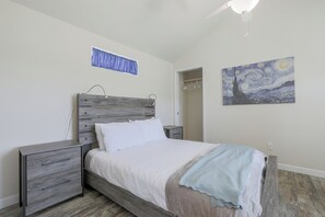 2 bedrooms, internet, bed sheets - Buttercup Cottage - Close to everything! (Garden City)