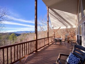 Outdoor dining - Byson Overlook Gem in beautiful Bryson City / WiFi, Hot Tub coming June 2025 (Bryson City)