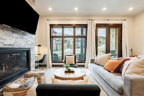 Smart TV, fireplace